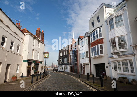 Le strade di ciottoli e le vecchie case di Isola delle spezie, Old Portsmouth. Foto Stock