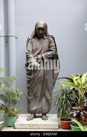 Statua di Madre Teresa nella casa madre, Calcutta, India Foto Stock