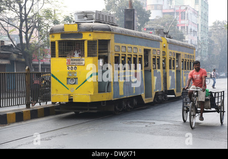 Tram tradizionale centro di Calcutta il 15 febbraio 2014 Foto Stock