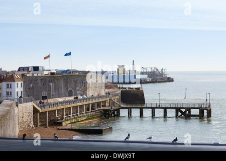 Torre quadrata e Clarence Pier in Old Portsmouth. Foto Stock