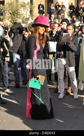 Anna Dello Russo in arrivo presso la pista di Hermes visualizza durante la settimana della moda di Parigi a Parigi - Marzo 5, 2014 - Pista Manhattan/Celine Gaille Foto Stock