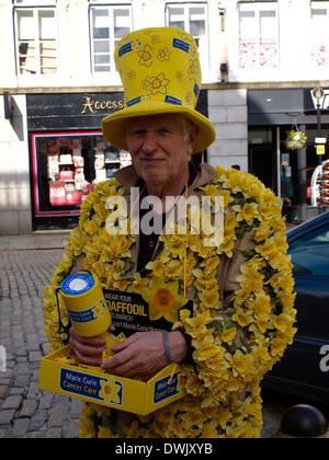 Borse Marie Curie di ospitalità per il cancro carità collector, Truro, Cornwall, Regno Unito Foto Stock