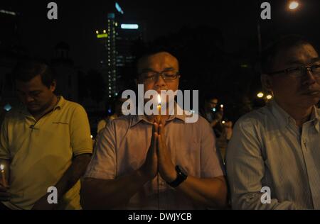 Kuala Lumpur, Malesia. Decimo Mar, 2014. Gli uomini di offrire preghiere durante una veglia a lume di candela per i passeggeri a bordo di un missing Malaysia Airlines piano di Kuala Lumpur in Malesia Marzo 10, 2014. Malaysia Airlines MH370 con 239 persone a bordo sono scomparsi early 08 marzo 2014 mentre sul suo modo di Beijing in Cina. La Malaysia si espanderà operazioni di ricerca e salvataggio per individuare il mancante della Malaysia Airlines jet del passeggero con 239 persone a bordo, come il terzo giorno di ricerca non ha restituito risultati, un senior aviazione malese funzionario detto. Credito: ZUMAPRESS.com./Alamy Live News Foto Stock