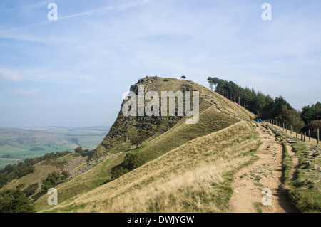 Il grande sentiero di cresta e la vista del retro del Tor nel Parco Nazionale di Peak District Derbyshire England Regno Unito Regno Unito Foto Stock