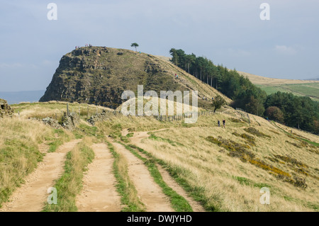 Il grande sentiero di cresta e la vista del retro del Tor nel Parco Nazionale di Peak District Derbyshire England Regno Unito Regno Unito Foto Stock