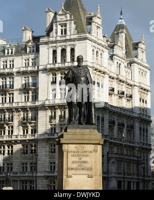 Statua di Spencer Compton, ottavo duca di Devonshire, Whitehall, Westminster, London, England, Regno Unito Foto Stock