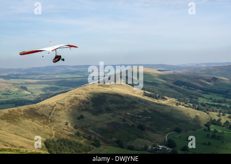 Due uomini in deltaplano sopra la valle di speranza nel Parco Nazionale di Peak District Derbyshire England Regno Unito Regno Unito Foto Stock