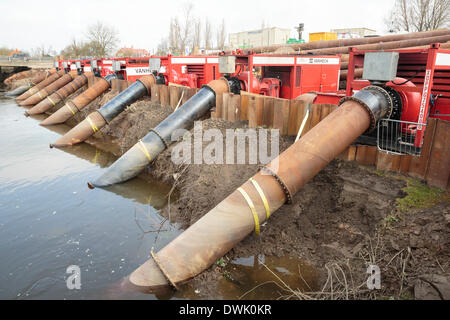 Dutch ad alta capacità di pompe in funzionamento a Dunball Wharf vicino Bridgwater lunedì 10 marzo, 2014. Otto alimentate a gasolio Van ontrollare le pompe sono state installate dall'Agenzia per l'ambiente come una misura temporanea per rimuovere inondazione dal Somerset livelli. Ciascuna pompa preleva acqua a una velocità di 100 tonnellate per ora e funziona fino a dieci ore al giorno tra le maree per il trasferimento di acqua dal King's Sedgemoor scarico nel fiume Parrett nuovi membri dove è effettuata a mare dalla marea. Foto Stock