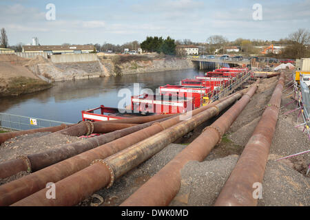 Dutch ad alta capacità di pompe in funzionamento a Dunball Wharf vicino Bridgwater lunedì 10 marzo, 2014. Otto alimentate a gasolio Van ontrollare le pompe sono state installate dall'Agenzia per l'ambiente come una misura temporanea per rimuovere inondazione dal Somerset livelli. Ciascuna pompa preleva acqua a una velocità di 100 tonnellate per ora e funziona fino a dieci ore al giorno tra le maree per il trasferimento di acqua dal King's Sedgemoor scarico nel fiume Parrett nuovi membri dove è effettuata a mare dalla marea. Foto Stock