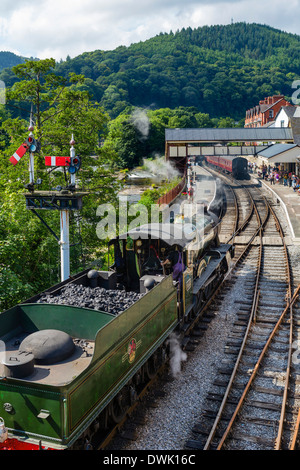 Il motore 7822 'Foxcote Manor' locomotiva a vapore a Llangollen Railway Station, Llangollen, Denbighshire, Wales, Regno Unito Foto Stock