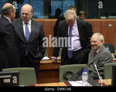 Bruxelles, Belgio. Decimo Mar, 2014. Il Ministro spagnolo dell'Economia Luis de Guindos, ministro irlandese delle Finanze Michael Noonan, il Commissario Europeo Olli Rehn e il Ministro delle finanze tedesco Wolfgang Schaeuble (da L a R) chat prima di un eurogruppo riunione dei ministri delle Finanze a livello di UE con sede a Bruxelles, la capitale del Belgio, 10 marzo 2014. Credito: Voi Pingfan/Xinhua/Alamy Live News Foto Stock