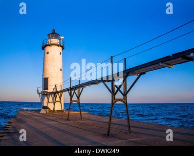 Il Manistee North Pierhead Lighthouse su una bella mattina di autunno In Manistee Michigan, Stati Uniti d'America Foto Stock