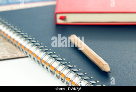 Blocchi di appunti con matita di legno e il giornale sulla scrivania Foto Stock