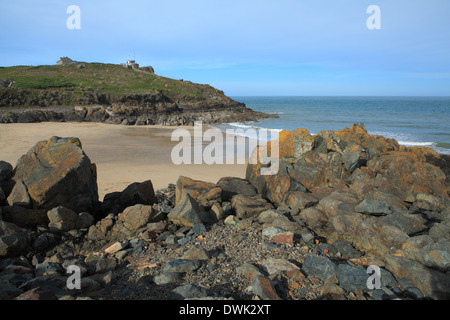 La molla vista della spiaggia di Porthgwidden verso l' Isola', West Cornwall, England, Regno Unito Foto Stock