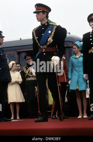 Il Principe Carlo arriva per la cerimonia di investitura a Caernarvon il 1 luglio 1969. Foto di DAVE BAGNALL Foto Stock