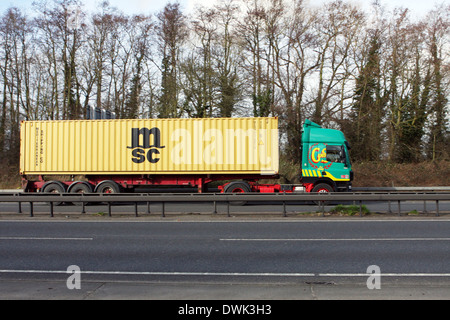 Un carrello che viaggia lungo la A12 strada in Essex, Inghilterra. Foto Stock