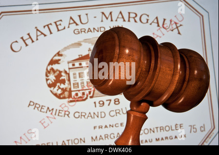 I banditori a martello e bottiglia di vino etichetta Chateau Margaux premier grand cru classe vino rosso 1978 Gironde Bordeaux Francia Foto Stock