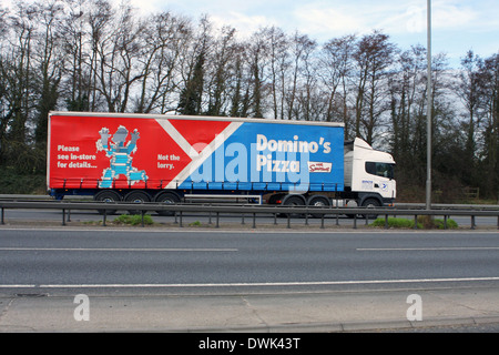 Un carrello che viaggia lungo la A12 strada in Essex, Inghilterra. Foto Stock