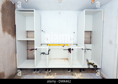 Installazione della cucina Ikea a metà costruzione Foto Stock