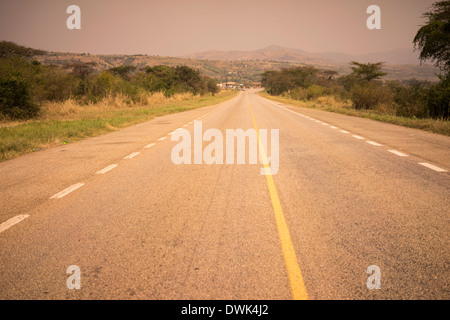 Strada che conduce ad un bel paesaggio in Uganda Africa all'equatore. Foto Stock