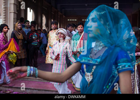 Barsana, India. 8 Mar 2014. Un Transgender o 'Hijra' danze durante Lathmaar Holi o Lathmar Holi festival in Barsana. © Subhash Sharma/ZUMA filo/ZUMAPRESS.com/Alamy Live News Foto Stock