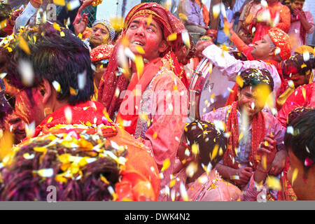 Barsana, India. 8 Mar 2014. Le persone sono coperti di polvere e residui di carta colore durante Lathmaar Holi o Lathmar Holi festival in Barsana. © Subhash Sharma/ZUMA filo/ZUMAPRESS.com/Alamy Live News Foto Stock
