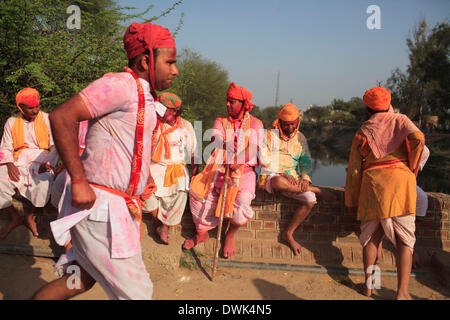Barsana, India. 8 Mar 2014. Le persone sono coperti in polvere colore durante Lathmaar Holi o Lathmar Holi festival in Barsana. © Subhash Sharma/ZUMA filo/ZUMAPRESS.com/Alamy Live News Foto Stock