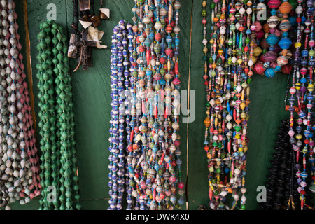 Artigianato locale nel mercato africano. carta collane di perle. Foto Stock