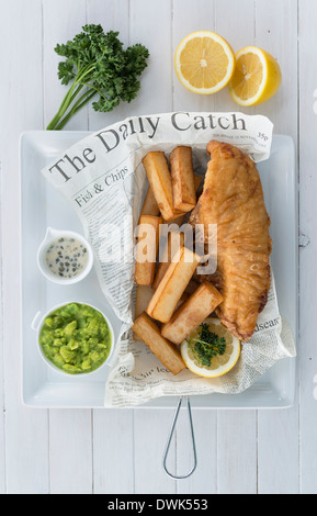 Pesce e Patatine serviti in un giornale in un ristorante Foto Stock