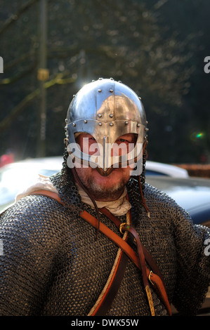 Uomo in costume medievale,Matlock Bath ,Derbyshire,UK. Foto Stock