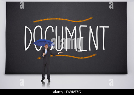 Imprenditore azienda ombrello contro il documento di Word Foto Stock