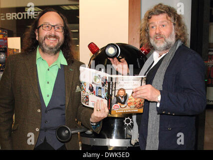 PICS FILE: Milton Keynes, Bucks, Regno Unito. Il 10 marzo 2014. Chef TV Si Re e Dave Myers - aka "Hairy Bikers' - firmare copie del loro nuovo album "avventura asiatica' a Waterstones, Milton Keynes, Bucks il 10 marzo 2014 . Si King è attualmente in Newcastle ospedale. La chef TV ha subito una procedura di routine secondo il suo agente. Credito: KEITH MAYHEW/Alamy Live News Foto Stock