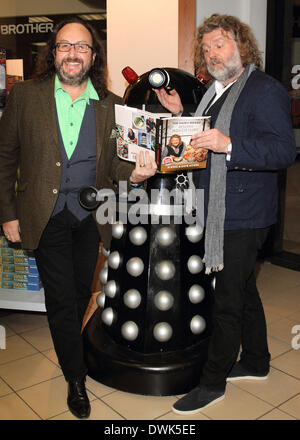 PICS FILE: Milton Keynes, Bucks, Regno Unito. Il 10 marzo 2014. Chef TV Si Re e Dave Myers - aka "Hairy Bikers' - firmare copie del loro nuovo album "avventura asiatica' a Waterstones, Milton Keynes, Bucks il 10 marzo 2014 . Si King è attualmente in Newcastle ospedale. La chef TV ha subito una procedura di routine secondo il suo agente. Credito: KEITH MAYHEW/Alamy Live News Foto Stock