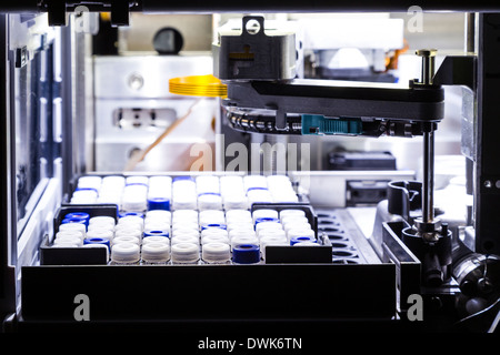 L'auto-campionatura unità in un sistema HPLC in un vero e proprio laboratorio Foto Stock