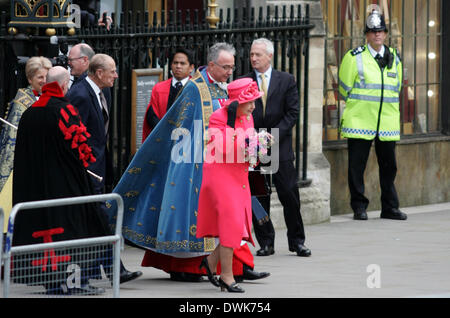 Londra, Regno Unito. Decimo Mar, 2014. La Gran Bretagna è la Regina Elisabetta (C) lascia dopo aver frequentato il servizio a Westminster Abbey per Commonwealth messaggio di giorno a Londra, in Gran Bretagna, 10 marzo 2014. Credito: Gautam/Xinhua/Alamy Live News Foto Stock