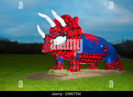 Milton Keynes, Bucks, Regno Unito. Il 10 marzo 2014. Il Peartree dinosauro ponte ha avuto un supereroe makeover dopo essere verniciato a guardare come Spiderman il 9 marzo 2014 la sua non è la prima volta che il suo è un multi-colore makeover Foto di Brian Jordan/Alamy Live News Foto Stock