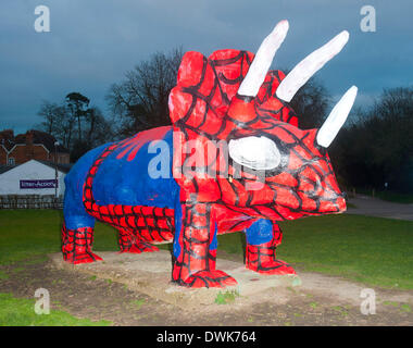 Milton Keynes, Bucks, Regno Unito. Il 10 marzo 2014. Il Peartree dinosauro ponte ha avuto un supereroe makeover dopo essere verniciato a guardare come Spiderman il 9 marzo 2014 la sua non è la prima volta che il suo è un multi-colore makeover Foto di Brian Jordan/Alamy Live News Foto Stock