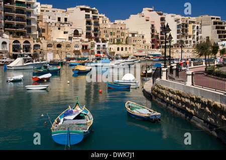 Il porto di St Julians in St Julians Bay sull'isola mediterranea di Malta Foto Stock