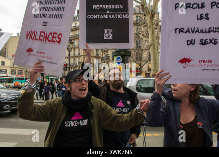 Parigi, Francia, European Activists Group, Act Up Paris, protesta al MoU-lin Rouge, contro l'incontro anti-prostituzione da parte di gruppi femministi, manifestanti che urlano, poster femminista Foto Stock