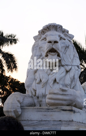 Antica statua di Lion in sfondo cielo al memoriale della Victoria Gate, Kolkata, India. Foto Stock