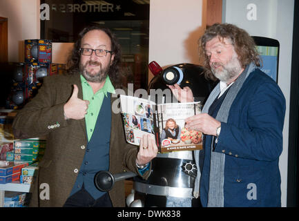 Milton Keynes, Bucks, Regno Unito. Il 10 marzo 2014. Si Re e Dave Myers "Hairy Bikers' - firmare copie del loro nuovo album "avventura asiatica' a Waterstones, Milton Keynes, Bucks il 10 marzo 2014 r Foto di Brian jordan/Alamy Live News Foto Stock