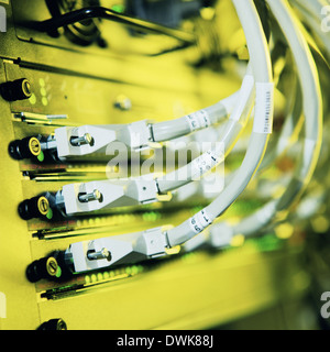 Router di giallo con i cavi grigio Foto Stock