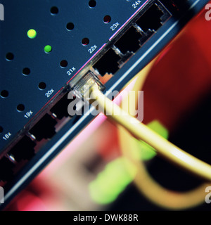 Router blu con cavo giallo Foto Stock