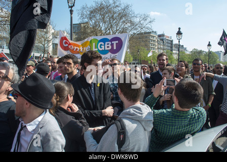 Parigi, Francia, grande folla, gruppo di attivisti europei di strada adolescenti, Act Up Paris, protesta a Place de la Bastille, per gli eguali diritti, e matrimonio gay, volontari in Europa, protesta lgbt Foto Stock