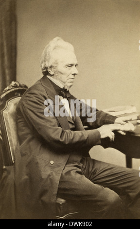 Michael Faraday, uno dei più influenti scienziati nella storia, in un 1860s seduto ritratto da W. Walker & Sons di Londra. Foto Stock