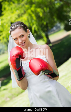 Sposa con red guantoni da pugilato in posizione di parcheggio Foto Stock