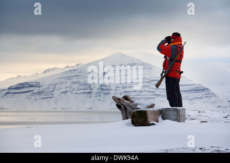 Mantenendo una vedetta per gli orsi polari a Raudfjord sulle Isole Svalbard Foto Stock