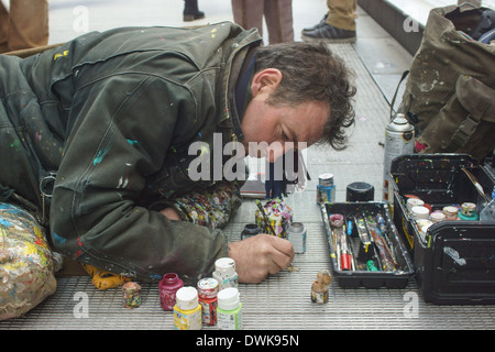 La gomma da masticare artista. Londra Foto Stock