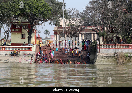 Rituale mattutino sul Hoogly(Gange) nel fiume ghat vicino al Dakshineswar Kali Temple, Calcutta, West Bengal, India Foto Stock