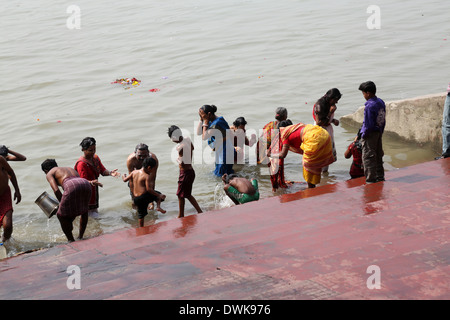 Rituale mattutino sul Hoogly(Gange) nel fiume ghat vicino al Dakshineswar Kali Temple, Calcutta, West Bengal, India Foto Stock